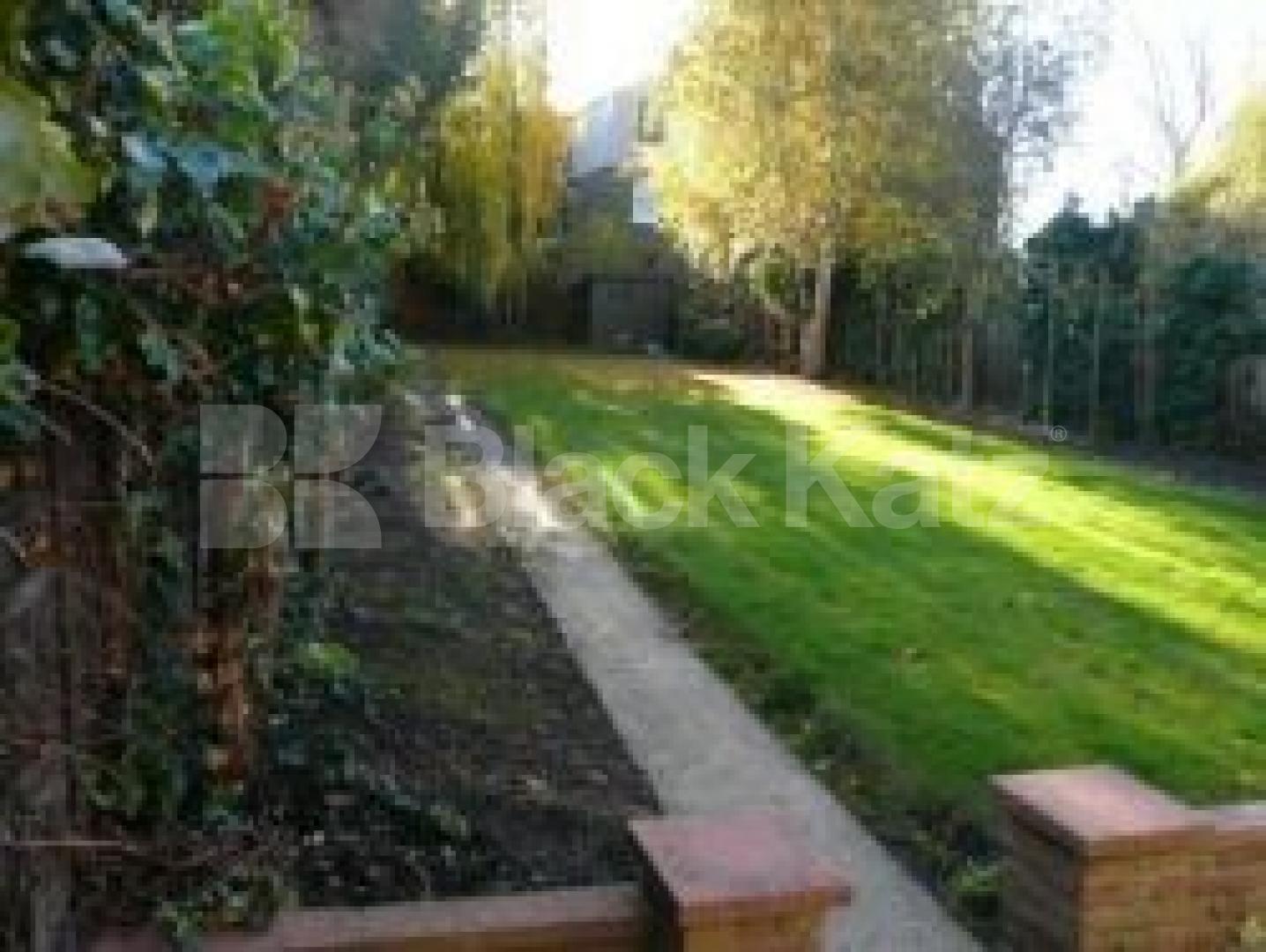 			AMAZING HOUSE!!!, 4 Bedroom, 1 bath, 1 reception Flat			 Creighton Ave, MUSWELL HILL N10
